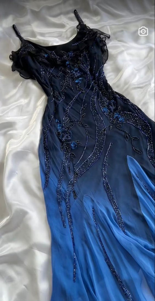 Robe de soirée longue élégante à bretelles spaghetti en mousseline de soie bleu marine avec perles C2743