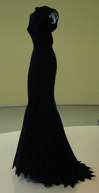 Robe de soirée longue en satin noir à col haut et sirène élégante C2758