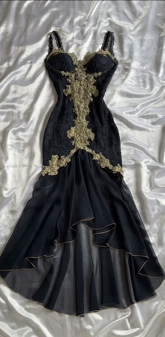 Robe de soirée élégante en mousseline de soie noire à bretelles hautes et basses et à volants C2783