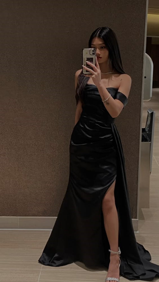 Robe de soirée en satin noir à épaules dénudées et fente latérale C2799