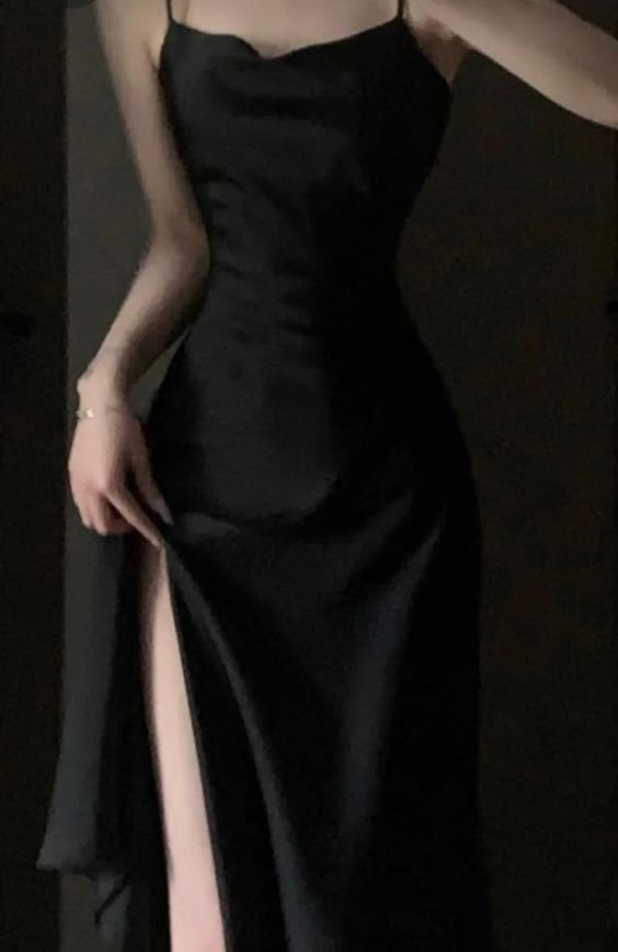 Robe de soirée élégante à bretelles spaghetti et fente noire C2800