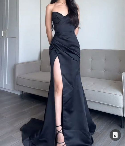 Robe de soirée en satin noir à fente en cœur et à jolies bretelles C2801