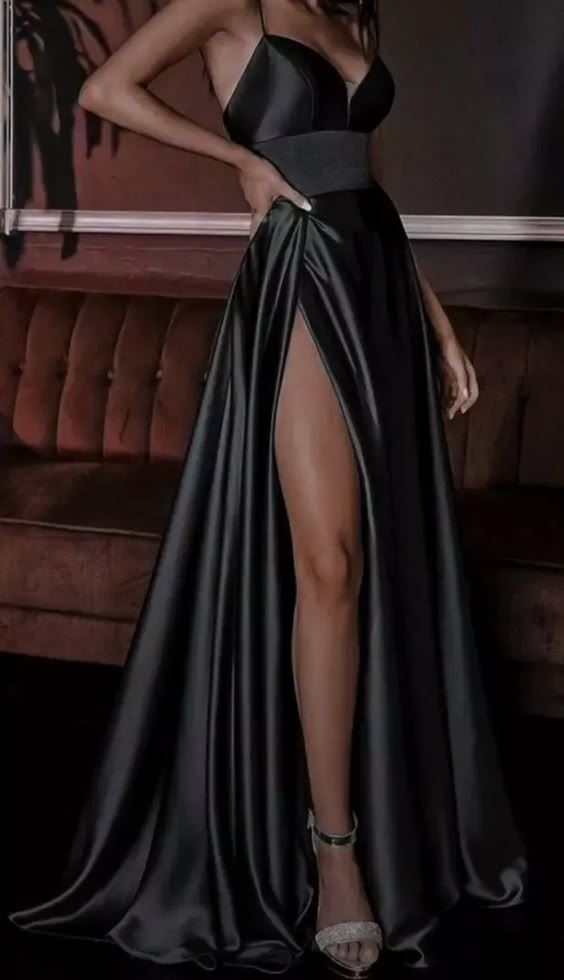 Robe de soirée longue en satin noir à bretelles spaghetti et fente latérale C2829