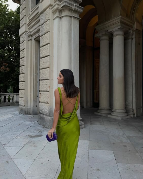 Robe de soirée longue dos nu verte à bretelles spaghetti modeste C2833