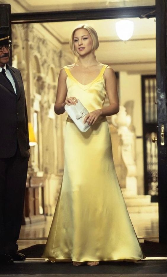 Robe de soirée longue en satin jaune à bretelles spaghetti et gaine modeste C2837