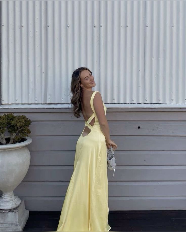 Robe de soirée longue en satin jaune à bretelles spaghetti et gaine modeste C2837