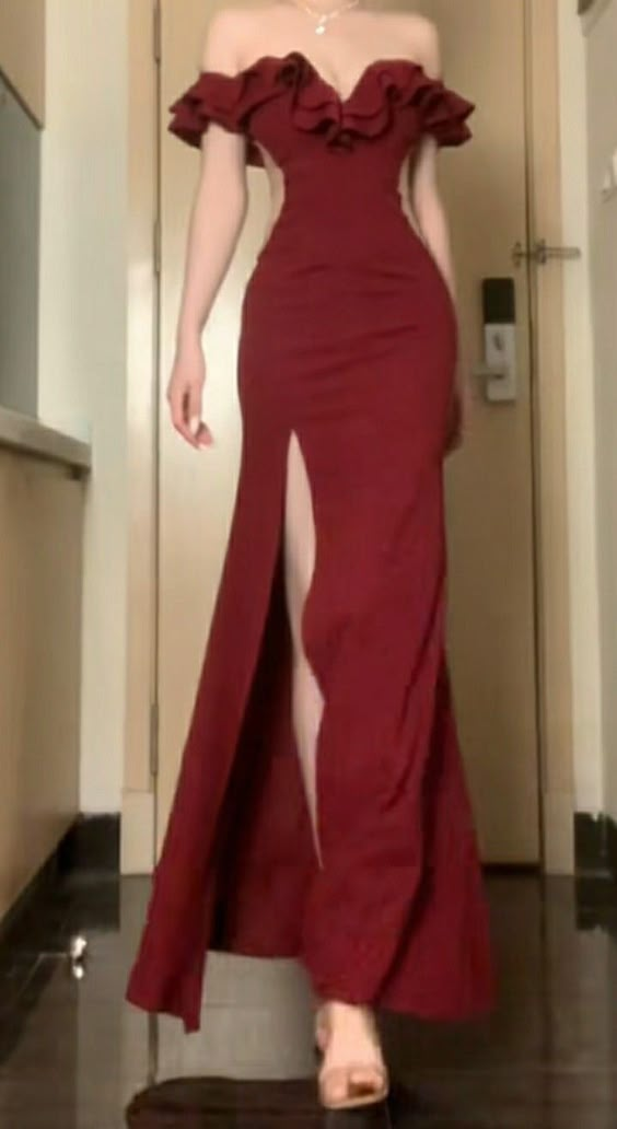 Robe de soirée longue élégante en satin bordeaux à épaules dénudées et fentes C2878