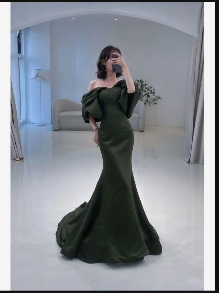 Robe de soirée longue élégante en satin vert à épaules dénudées et sirène avec volants C2891