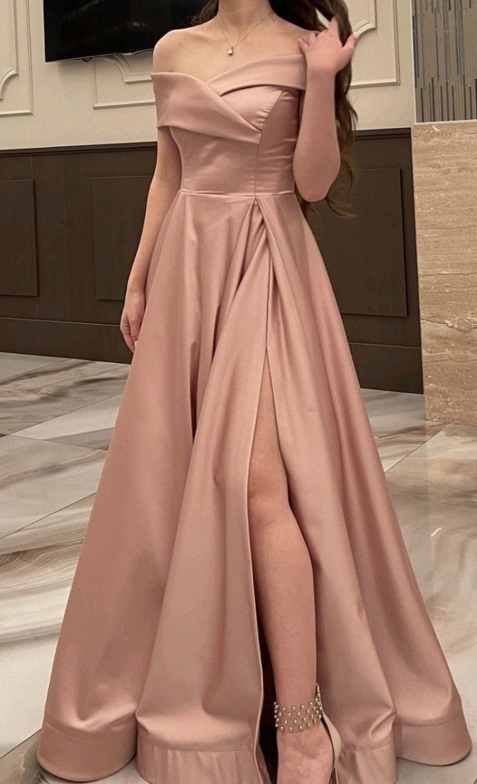 Robe de soirée élégante à épaules dénudées rose poudré avec volants et longue fente C2900