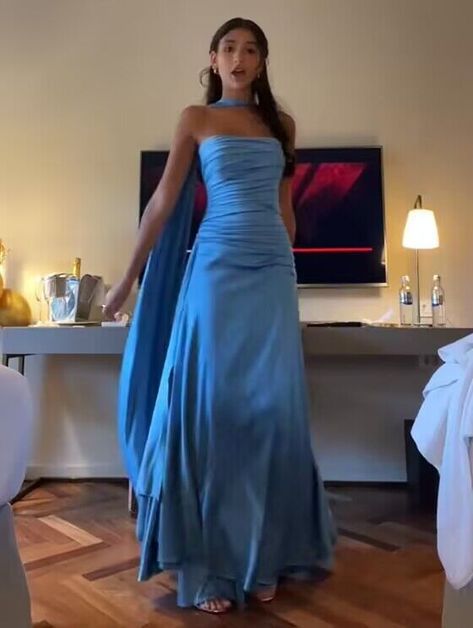 Robe de soirée élégante en satin bleu sans bretelles avec fente longue et ruban C2901