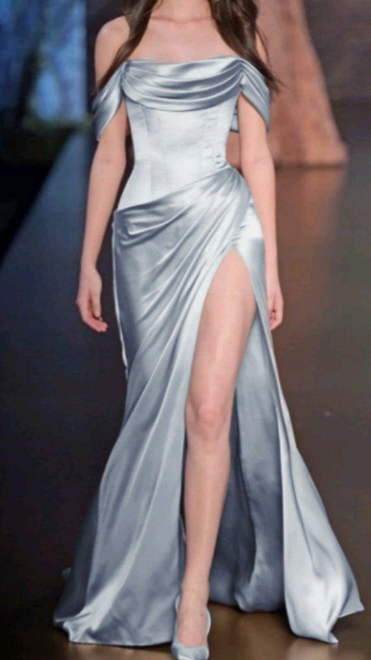 Robe de soirée longue en satin bleu clair à épaules dénudées et jolie ligne A avec volants C2905