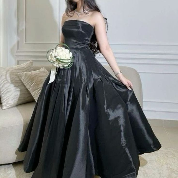 Robe de bal modeste sans bretelles en satin noir longue robe de soirée à volants C2908