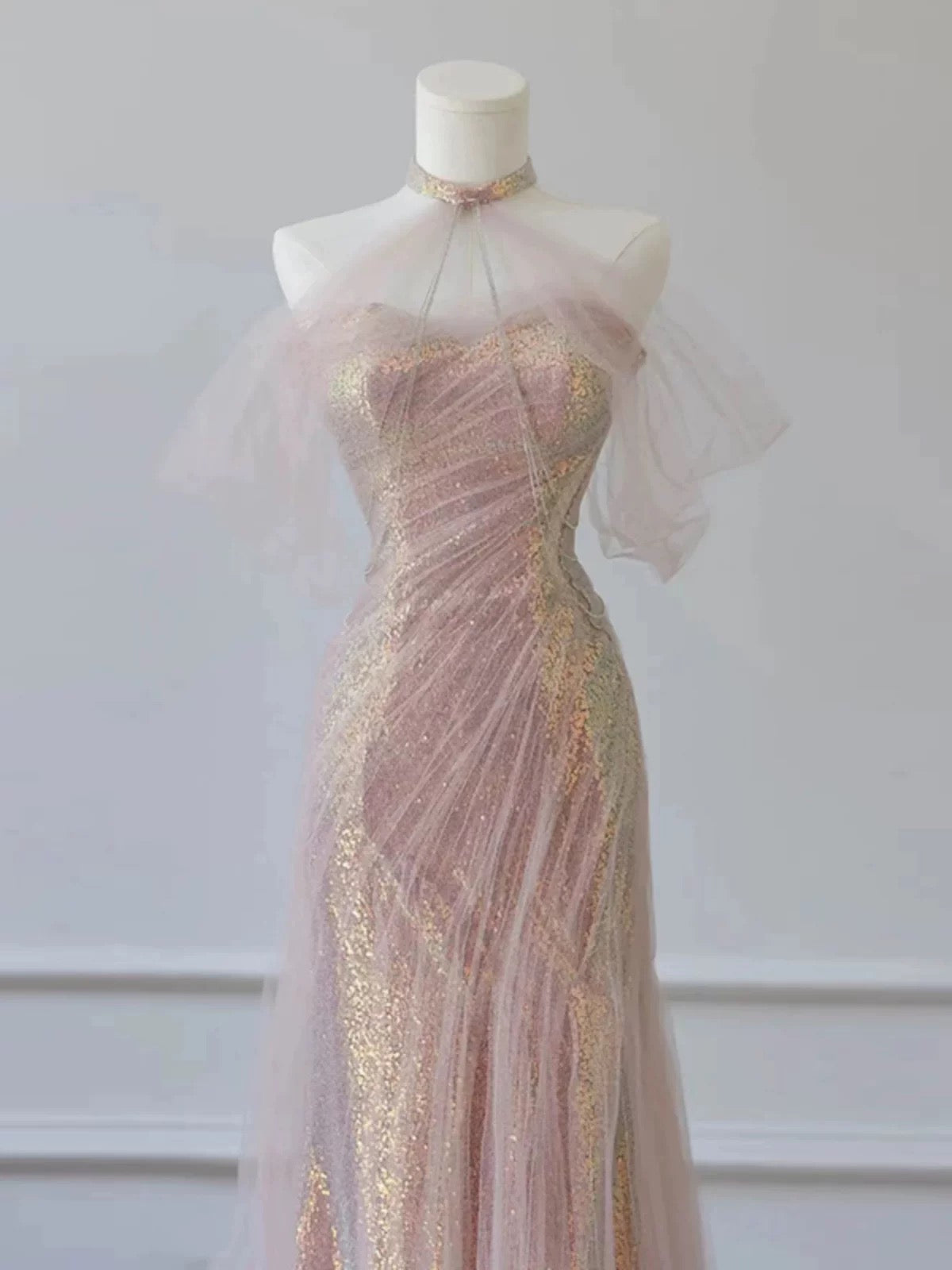 Robe de soirée longue à volants et à sequins rose avec jolie sirène et décolleté en cœur C2911