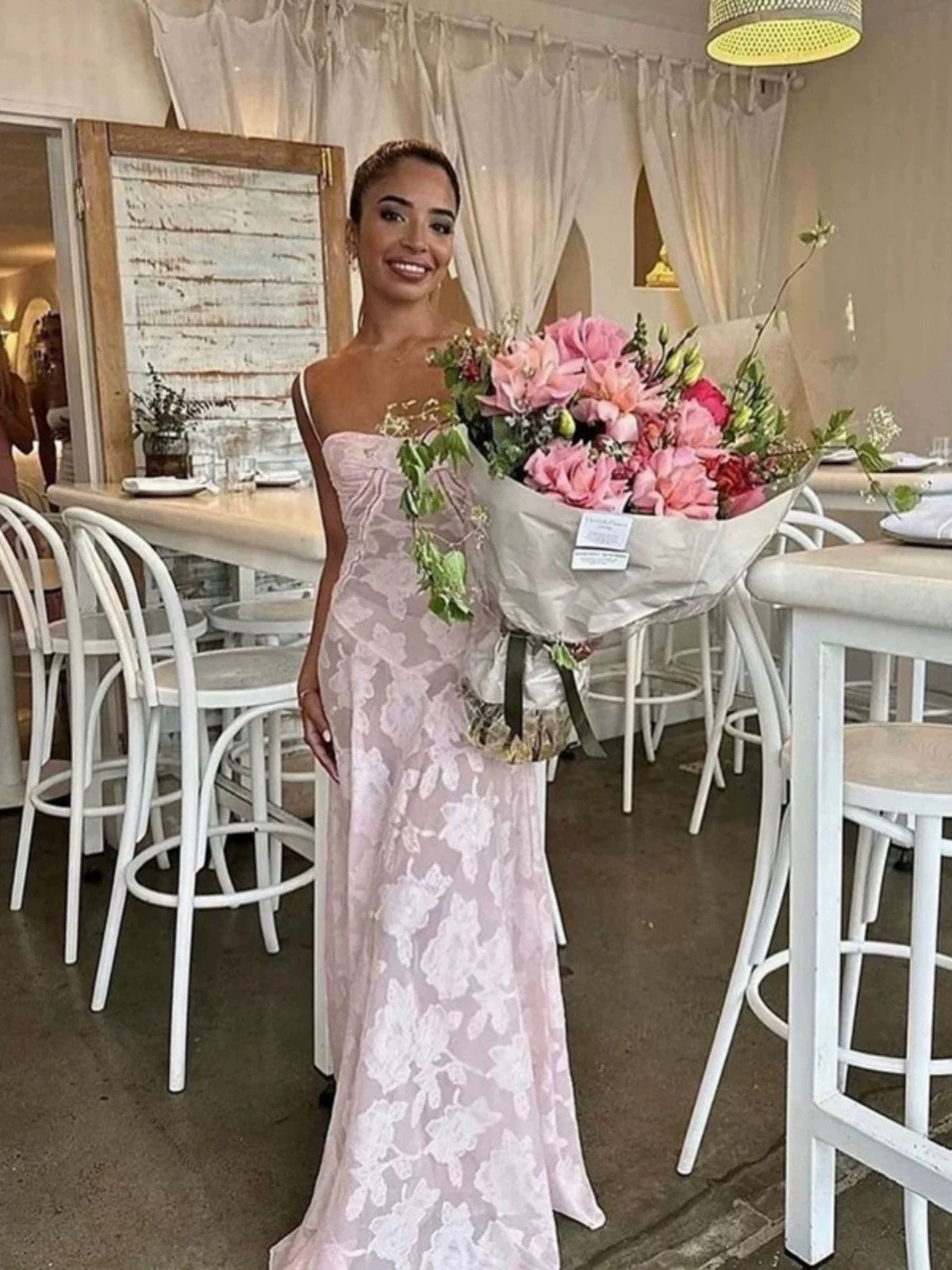 Robe de soirée longue en dentelle rose clair à bretelles spaghetti et jolie sirène C2926