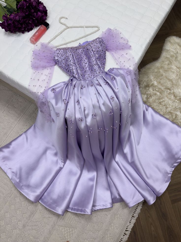 Robe de bal longue en satin lilas à manches longues bouffantes et sans bretelles avec perles C2954