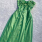 Superbe robe de soirée longue en satin vert à bretelles spaghetti en forme de A C2978