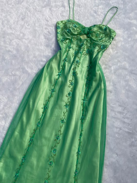 Superbe robe de soirée longue en satin vert à bretelles spaghetti en forme de A C2978