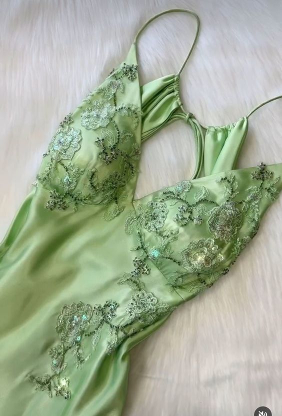 Superbe robe de soirée longue en dentelle à bretelles spaghetti vert menthe C2979