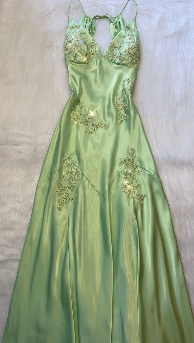 Superbe robe de soirée longue en dentelle à bretelles spaghetti vert menthe C2979