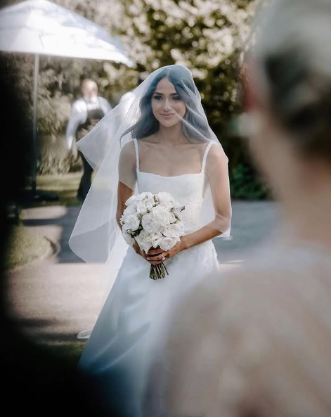 Robe de soirée élégante en satin blanc à bretelles spaghetti et ligne A C3000