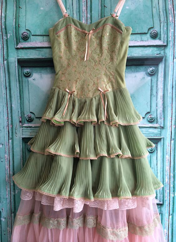 Vintage Ball Gown Spaghetti Straps Green Lace Prom Dresses Evening Gowns With Layers Ruffles C3030