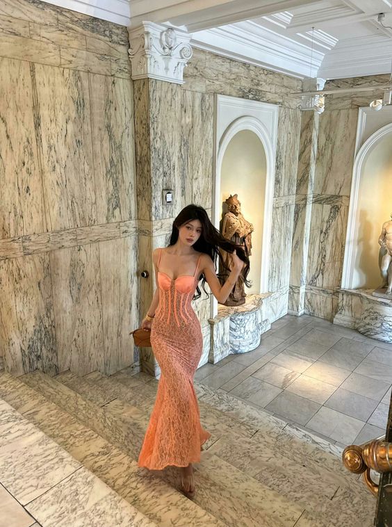 Superbe robe de soirée longue en dentelle à bretelles spaghetti sirène orange C3035