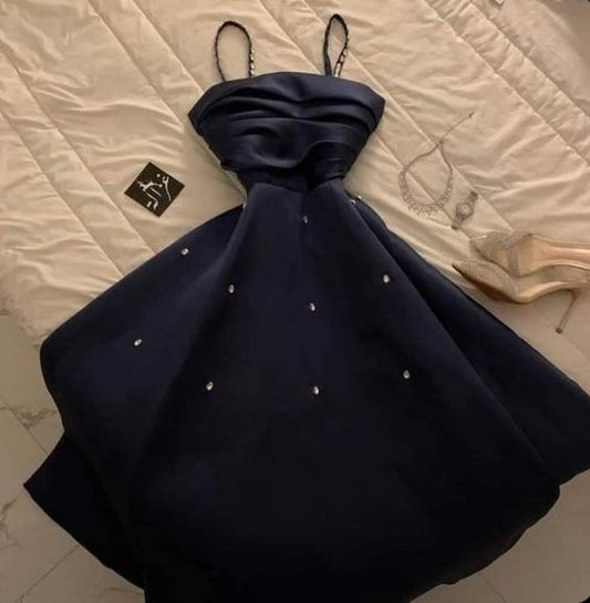 Robe de soirée longue en satin noir à bretelles spaghetti sans manches et à volants C3075