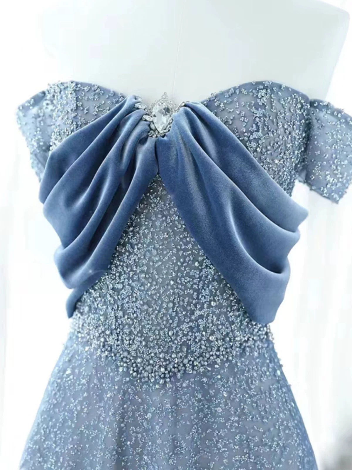 Robe de soirée longue élégante à paillettes bleues et épaules dénudées C3238