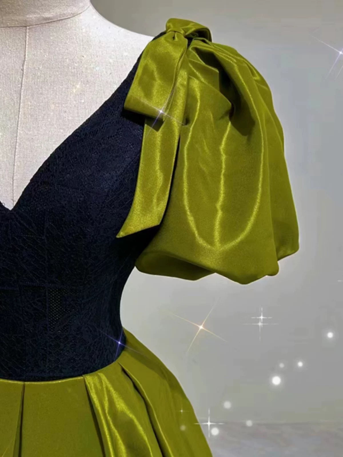 Robe de bal élégante en satin vert olive à décolleté en V, longue robe de soirée C3250