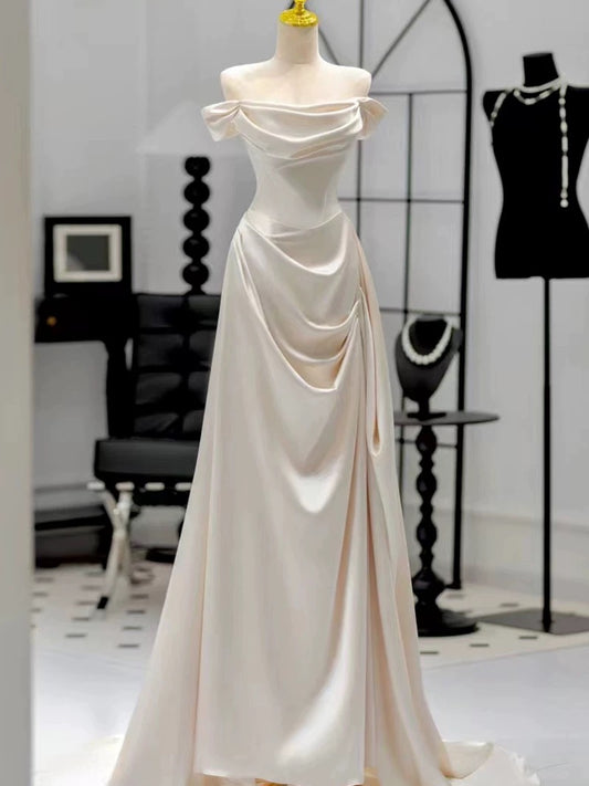 Robe de mariée sirène chic sans bretelles à manches courtes en satin blanc avec volants C3255