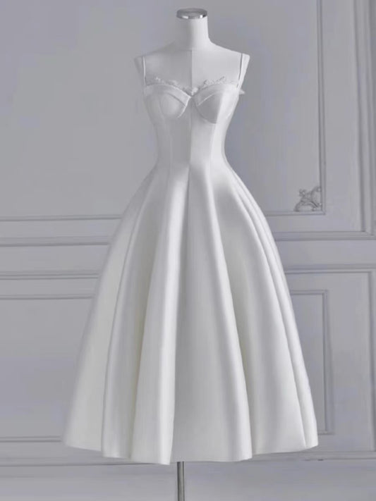 Robe de mariée en satin blanc à bretelles spaghetti et coupe trapèze chic avec dentelle C3256