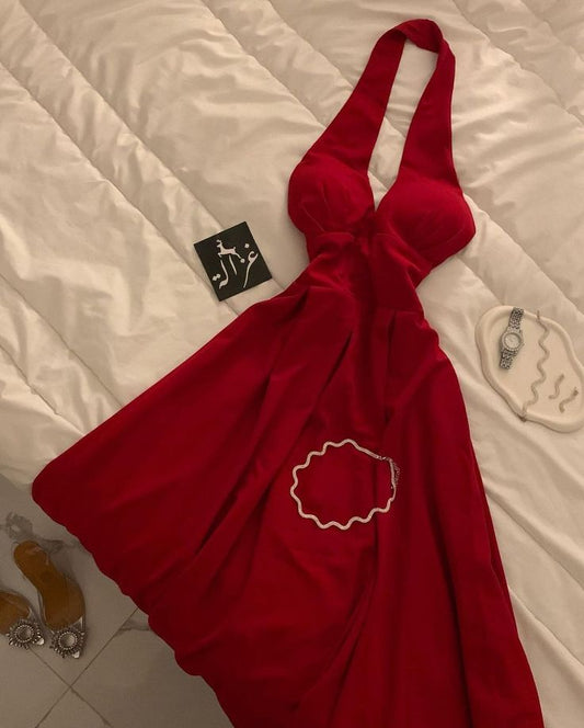 Robe de soirée longue plissée rouge élégante à licou en forme de A en mousseline de soie C3291