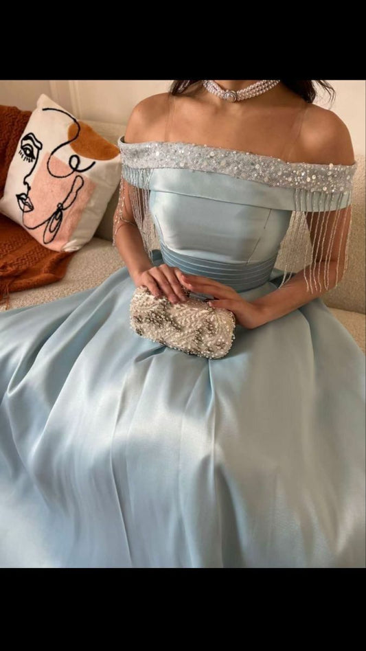 Robe de bal sexy à épaules dénudées bleu ciel clair avec perles, longue robe de soirée en satin C3311