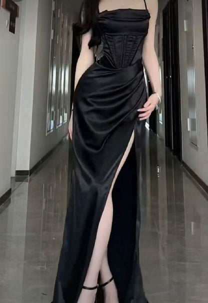 Robe de soirée longue noire élégante à bretelles spaghetti et fente latérale C3341