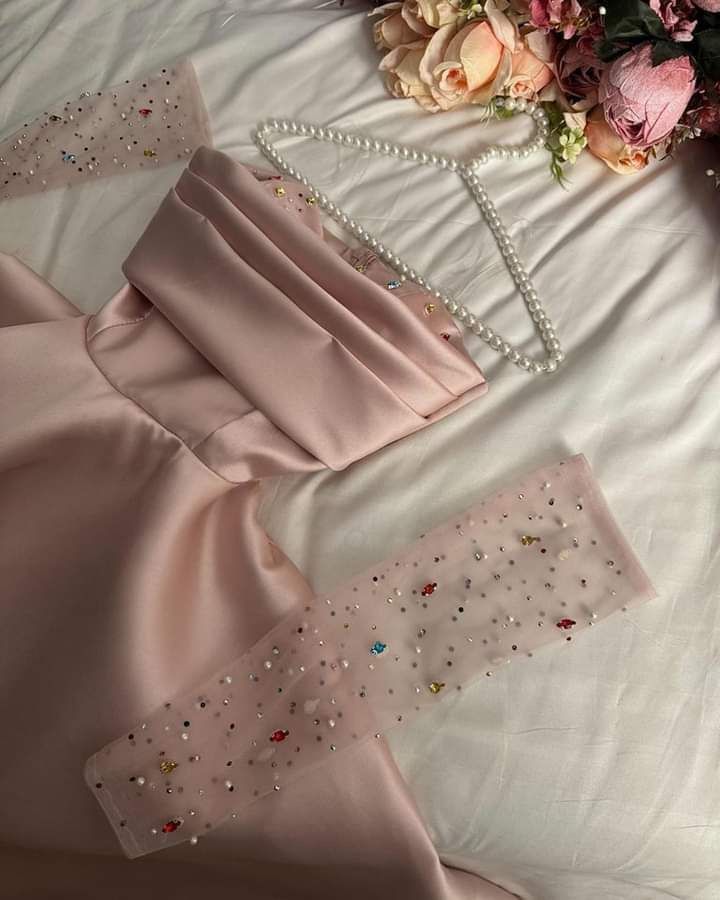 Robe de soirée élégante en satin rose sans bretelles avec volants C3353