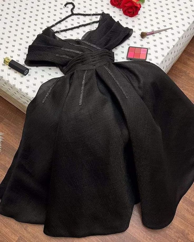 Robe de soirée longue noire élégante à épaules dénudées et ligne A C3357