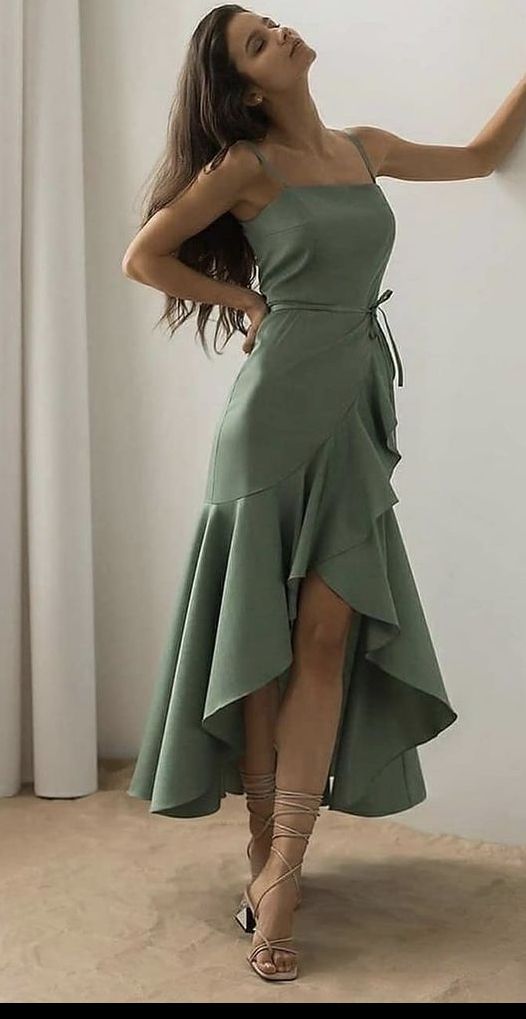 Robe de soirée élégante à bretelles spaghetti hautes et basses en satin vert longueur thé C3371