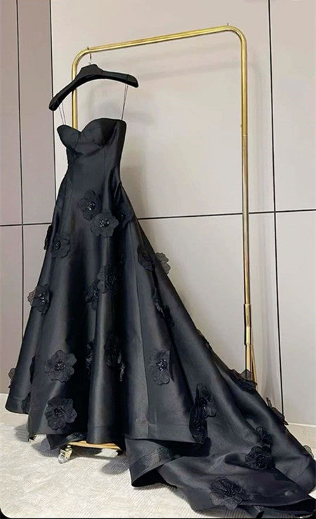 Robe de soirée en satin noir à col en cœur et coupe trapèze avec fleurs C3373