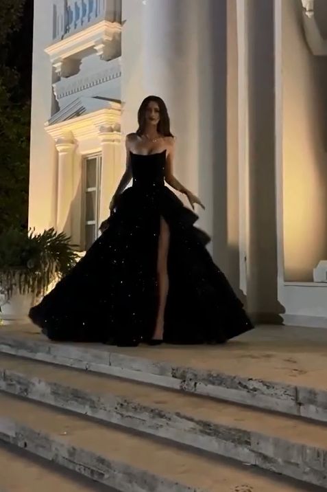 Robe de bal élégante sans bretelles à paillettes noires, longue robe de soirée à volants C3387