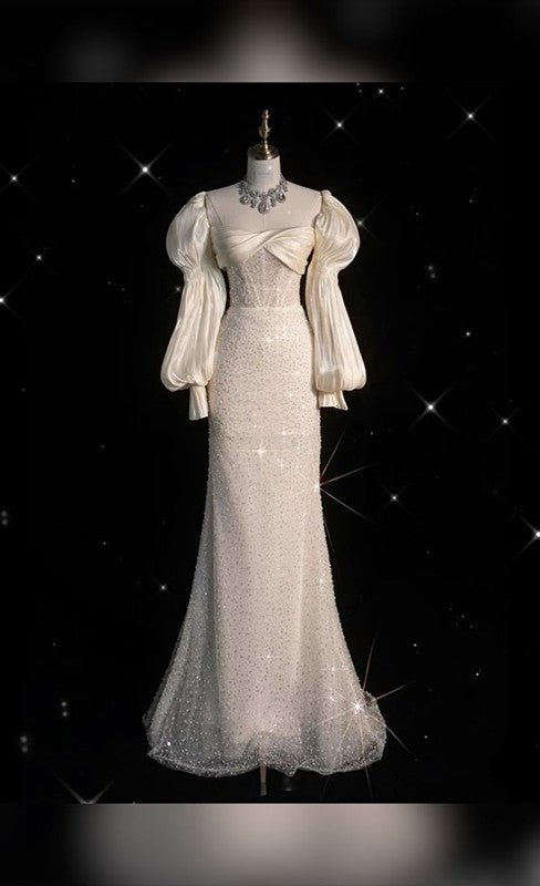 Robe de mariée chic en satin blanc sans bretelles à volants et manches longues C3433