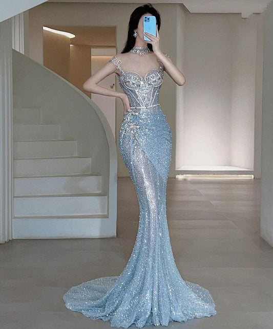 Robe de soirée longue bleue à sequins et décolleté en cœur avec jolie sirène et corsage froncé C3485