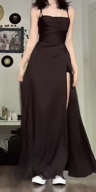 Robe de bal élégante en satin noir à bretelles spaghetti et coupe trapèze, tenue d'anniversaire C3545