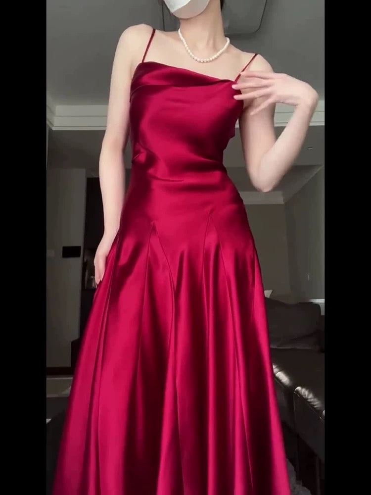 Jolie robe de bal longue en satin rouge à bretelles spaghetti et coupe trapèze C3602