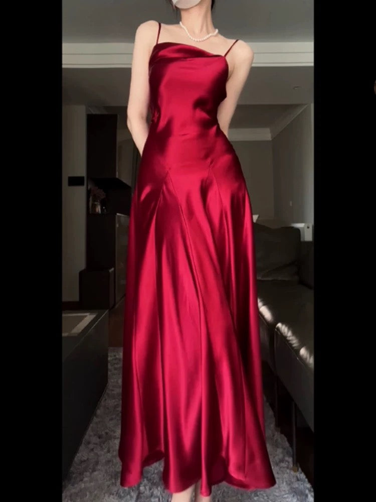 Jolie robe de bal longue en satin rouge à bretelles spaghetti et coupe trapèze C3602