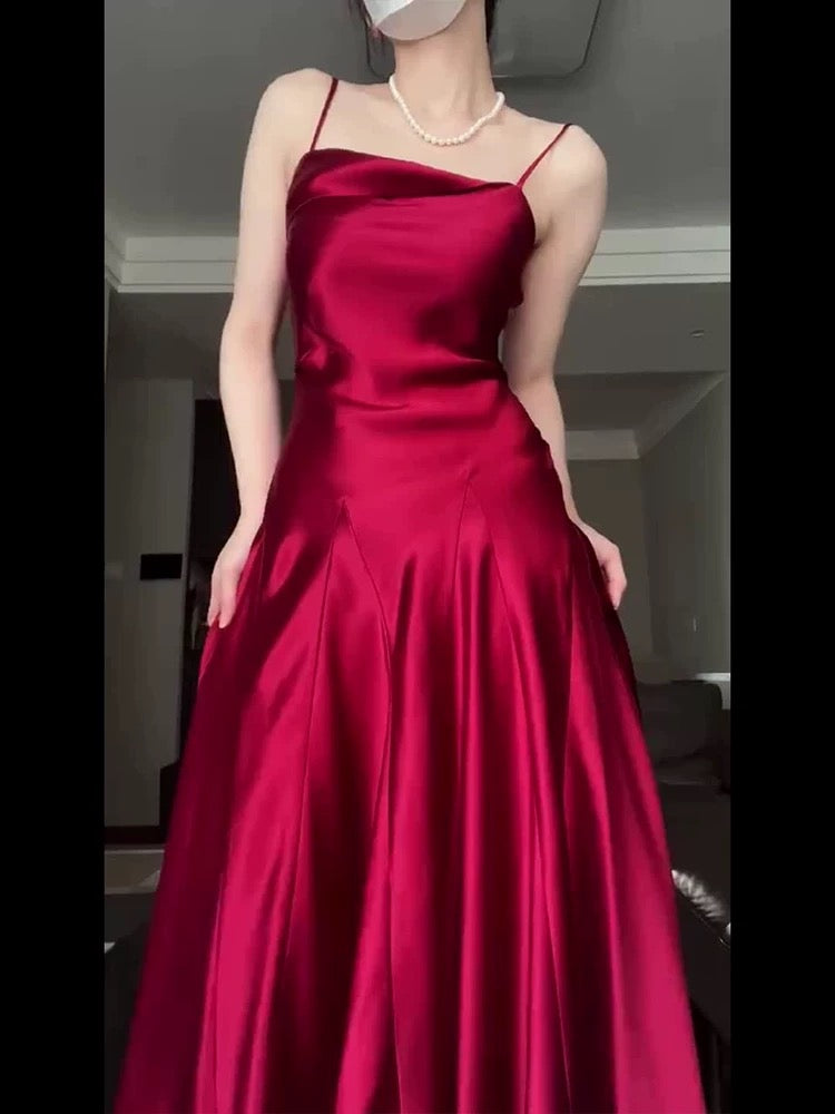 Jolie robe de bal longue en satin rouge à bretelles spaghetti et coupe trapèze C3602