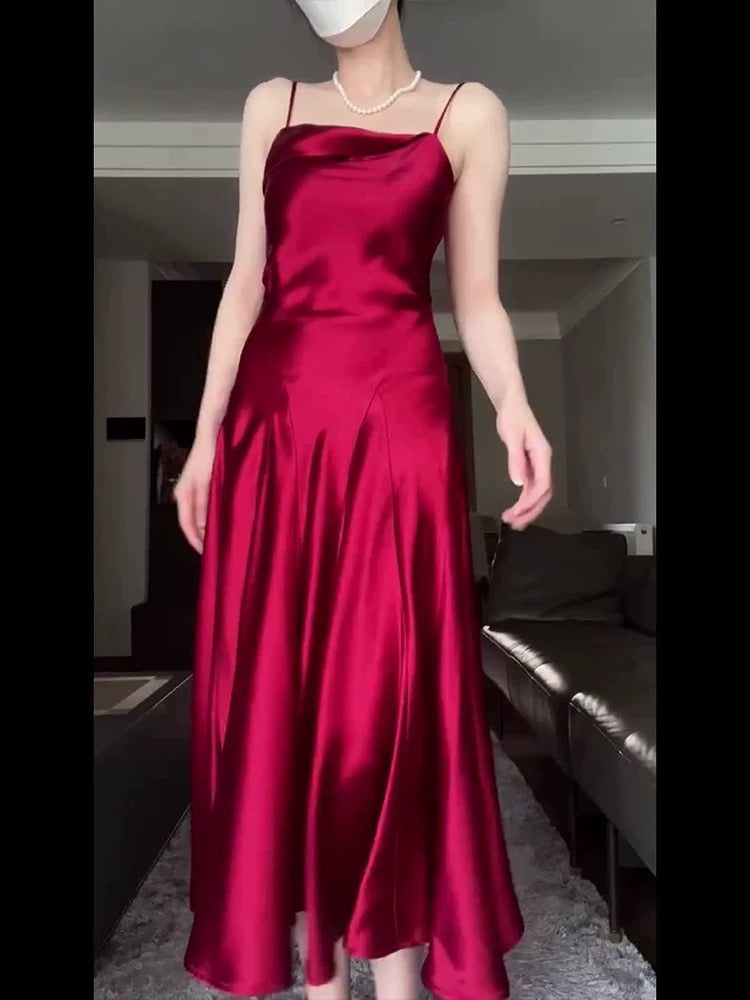 Jolie robe de bal longue en satin rouge à bretelles spaghetti et coupe trapèze C3602