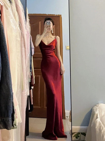 Robe de bal longue en satin bordeaux à bretelles spaghetti et jolie sirène C3603