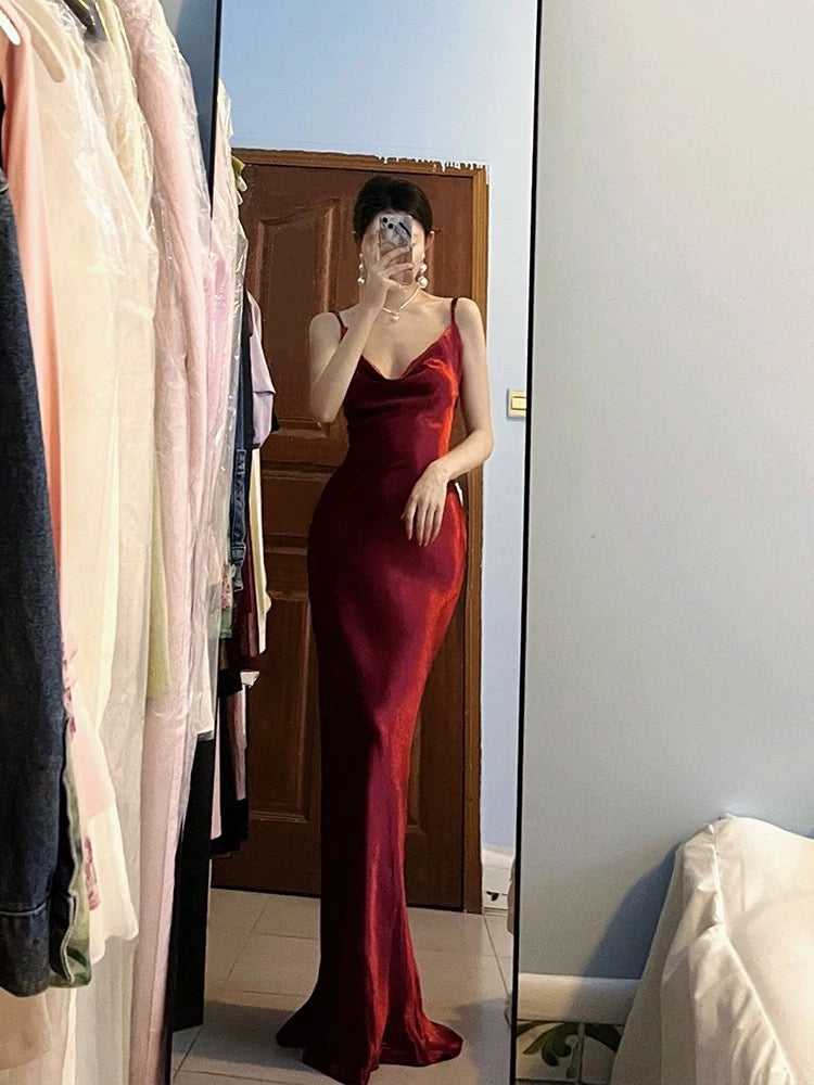 Robe de bal longue en satin bordeaux à bretelles spaghetti et jolie sirène C3603