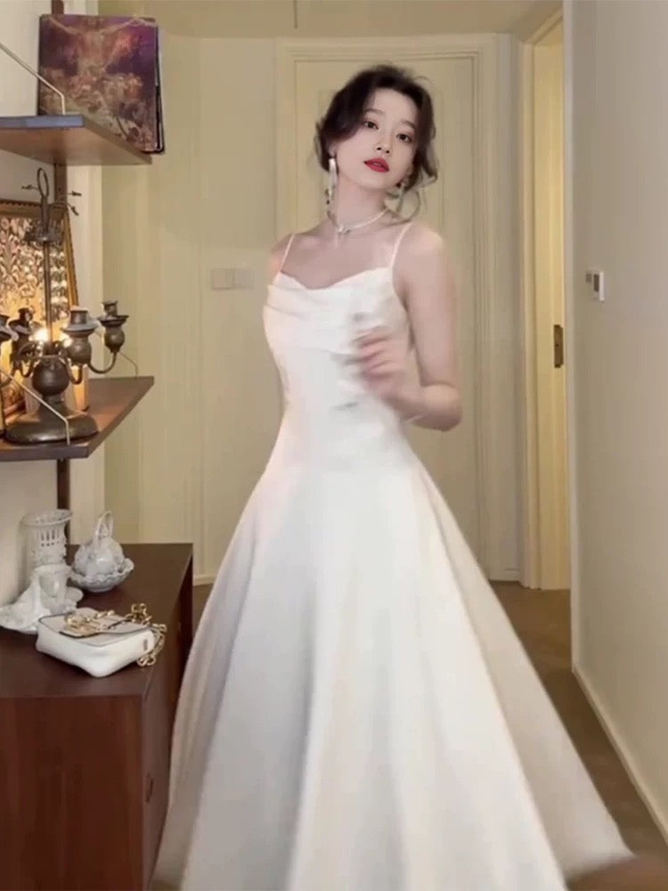 Robe de bal élégante en satin blanc à bretelles spaghetti et ligne A, tenue d'anniversaire C3651