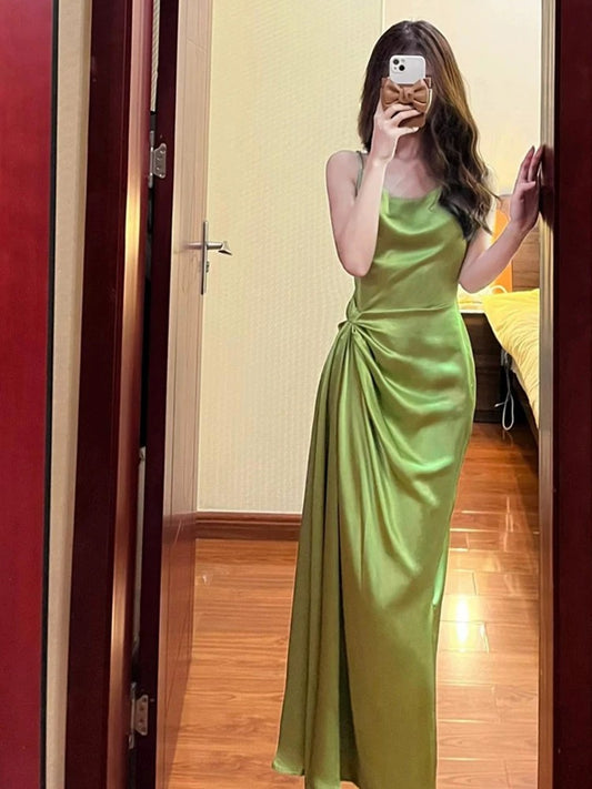 Robe de soirée longue en satin vert à bretelles spaghetti et jolie robe de bal à volants C3665